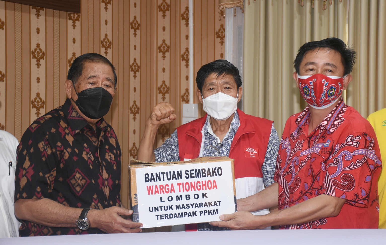 Pemda KLU Terima Bantuan 300 Paket Sembako dari Komunitas Tionghoa Lombok