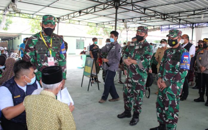 Panglima Kodam IX Udayana Tinjau Vaksinasi Masal Kodim 1620/Lombok Tengah