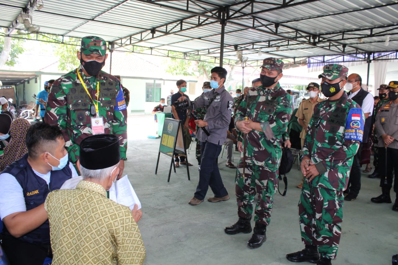 Panglima Kodam IX Udayana Tinjau Vaksinasi Masal Kodim 1620/Lombok Tengah