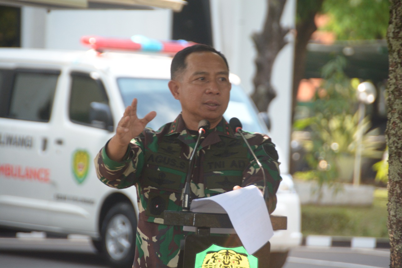 Dilengkapi Cool Box Vaksin, Pangdam III/Siliwangi Serahkan 6 Ambulance Modifikasi