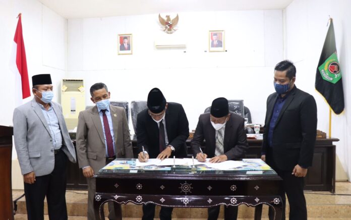 Pemda Bersama DPRD KLU Tandatangani Nota Kesepakatan KUA-PPAS APBDP 2021