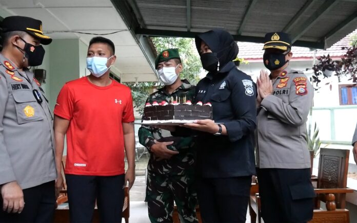 Kapolres Hery Berikan Ucapan Selamat HUT TNI Kepada Dandim Lombok Tengah