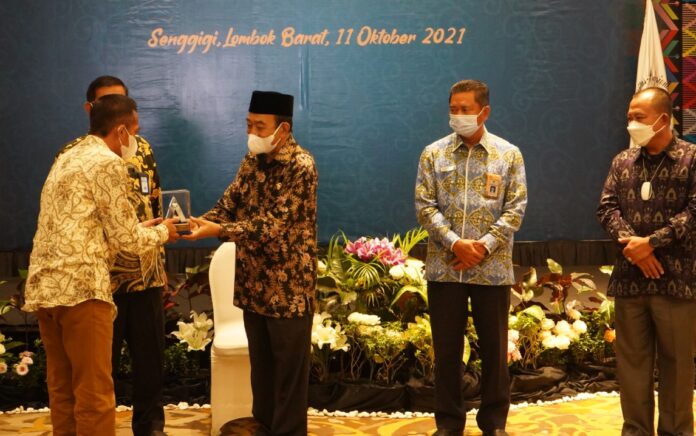 Raih 9 Kali WTP Tanpa Sela, Bupati Lombok Tengah Terima Piagam Penghargaan dari BPK RI