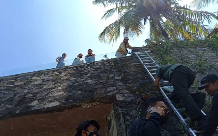 Juru Sita PN Mataram Panjat Tebing Eksekusi Lahan di Villa PT The Hill