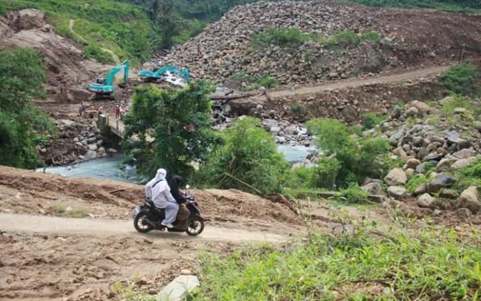 Dibonceng Motor, Ummi Nurul Kunjungi Sekolah Terdampak Proyek Bendungan Meninting