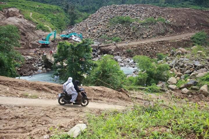 Dibonceng Motor, Ummi Nurul Kunjungi Sekolah Terdampak Proyek Bendungan Meninting