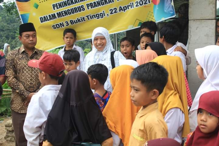 Dibonceng Motor, Ummi Nurul Kunjungi Sekolah Terdampak Proyek Bendungan Meninting