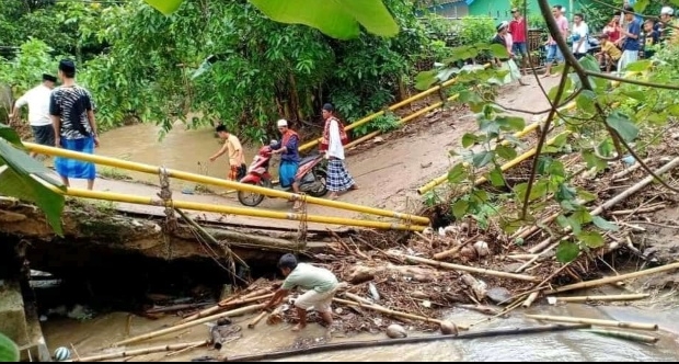 Satu Jembatan Ambruk, Warga Sekotong Waspada Banjir