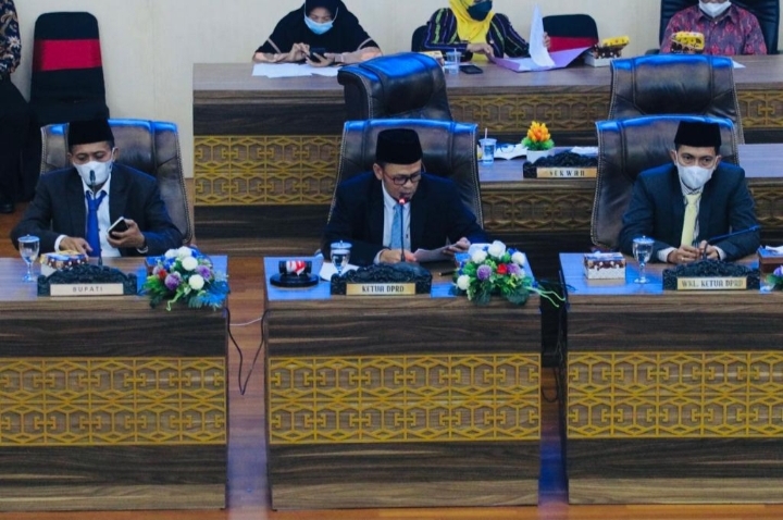 Rapat Paripurna, Dewan Sepakati Rapenda APBD Kabupaten Lombok Tengah Tahun Anggaran 2022