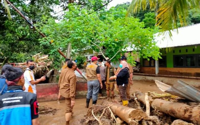 Tinjau Lokasi Banjir Batulayar, Hj. Sumiatun: Lakukan Yang Terbaik Untuk Masyarakat