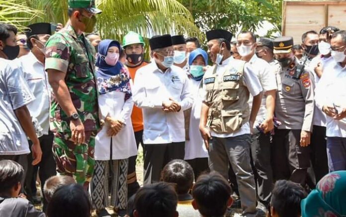 JK Kunjungi Korban Banjir Bandang Lombok Barat