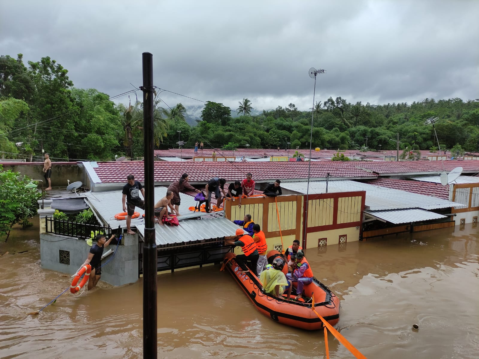 Pemprov NTB Evakuasi Warga Terjebak Banjir