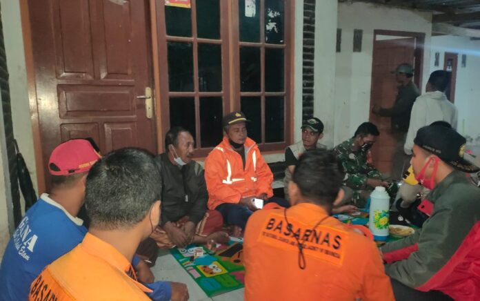 Polsek Jonggat Bersama Tim Gabungan Cari Balita Yang Hanyut di Sungai