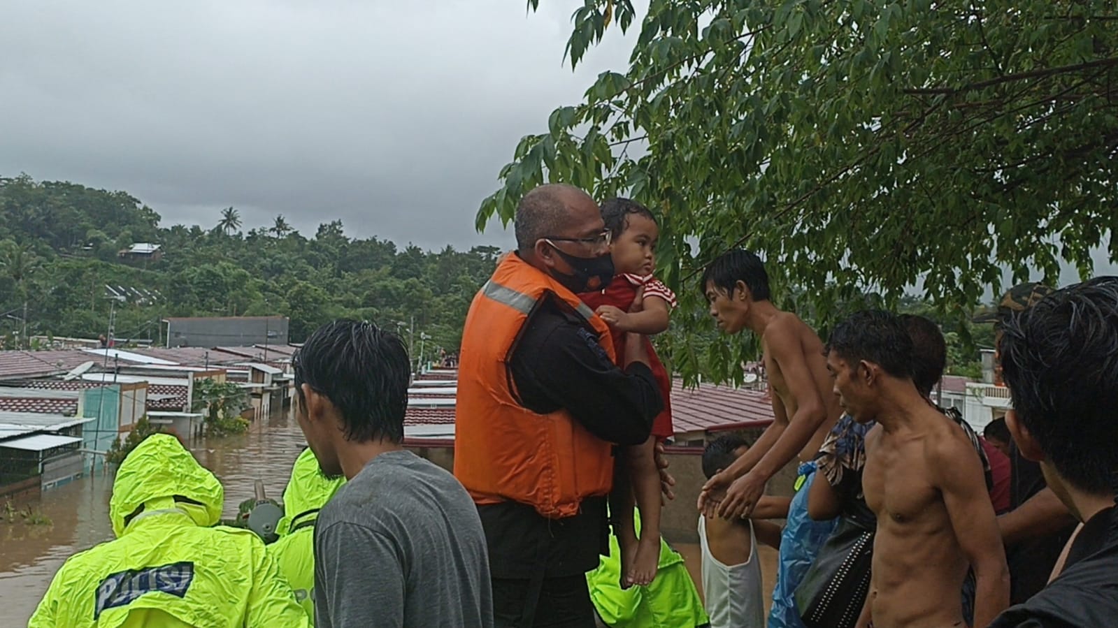 Warga Sesela Yang Mengungsi Akibat Banjir Butuh Bantuan Logistik dan Obat-Obatan