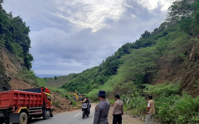 Polisi Bantu Evakuasi Tebing Longsor di Selong Belanak Lombok Tengah