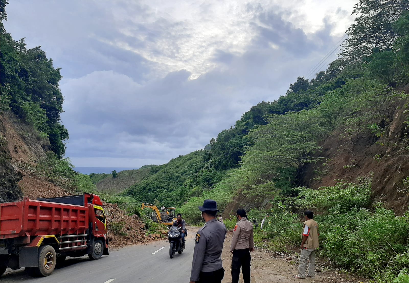 Polisi Bantu Evakuasi Tebing Longsor di Selong Belanak Lombok Tengah