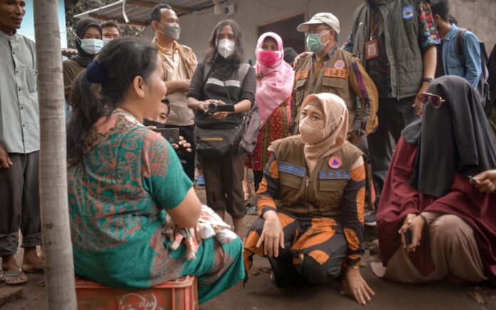 Ummi Rohmi Serahkan Santunan Pada Keluarga Korban Meninggal Akibat Banjir