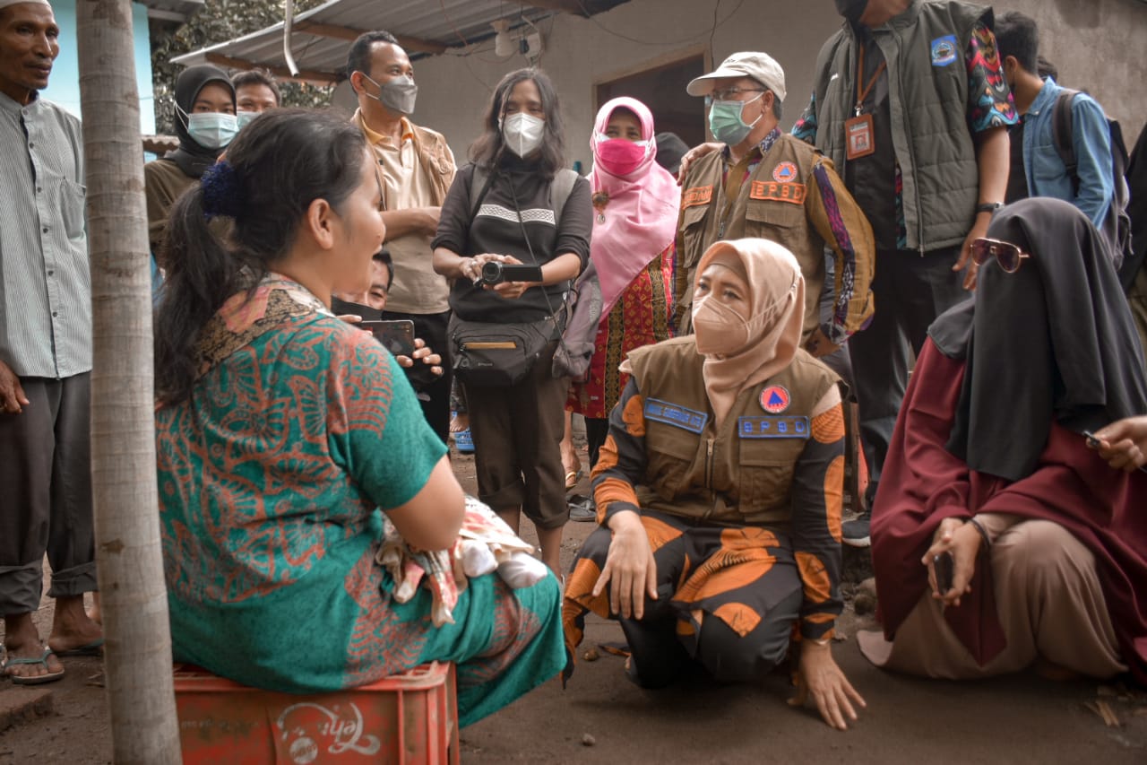 Ummi Rohmi Serahkan Santunan Pada Keluarga Korban Meninggal Akibat Banjir