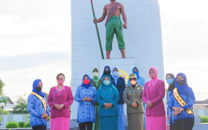 Peringati Hari Ibu, DP3AP2KB Bersama Organisasi Wanita NTB Ziarah Makam Pahlawan