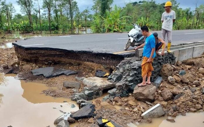 Warga Terpaksa Jebol Jalan Bypass Awang-KEK Mandalika