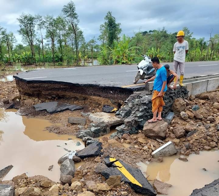 Warga Terpaksa Jebol Jalan Bypass Awang-KEK Mandalika