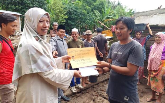 PKS Lombok Barat Berikan Bantuan Dana Gotong Royong Korban Banjir