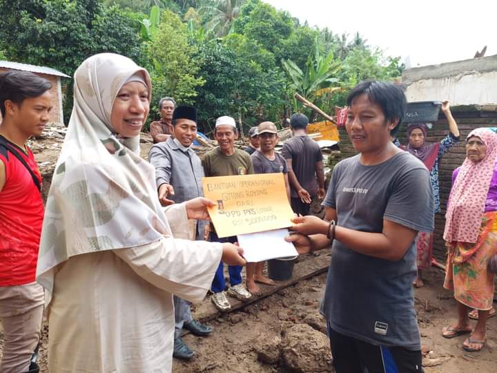 PKS Lombok Barat Berikan Bantuan Dana Gotong Royong Korban Banjir
