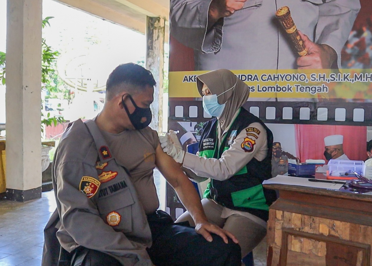 Polres Lombok Tengah Gelar Vaksinasi Booster Untuk Jajaran Anggota