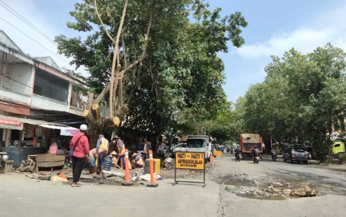 Sempat Diprotes, Jalan Rusak di Depan Pasar Renteng Mulai Diperbaiki