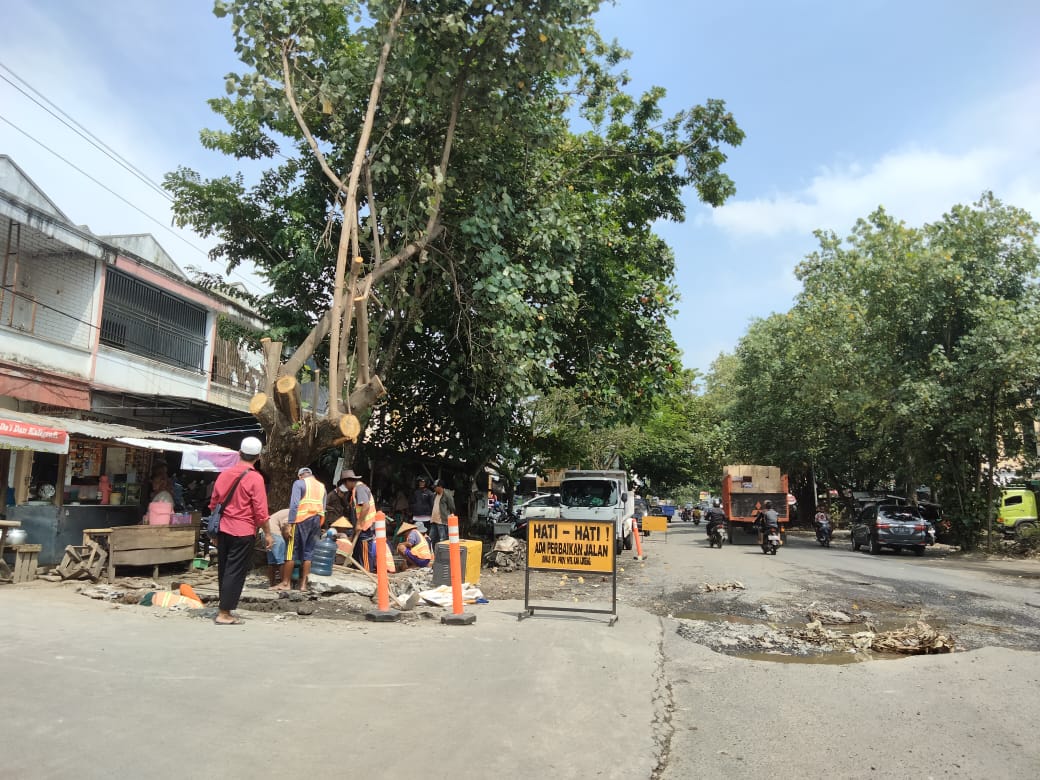 Sempat Diprotes, Jalan Rusak di Depan Pasar Renteng Mulai Diperbaiki