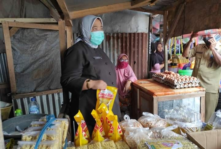 Wabup Lombok Barat Hj. Sumiatun Tinjau Harga Bahan Pokok di Pasar Gunung Sari