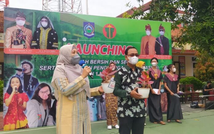 Launching Sekolah Sehat, Ummi Rohmi :Tanamkan Mindset Cinta Lingkungan Pada Siswa