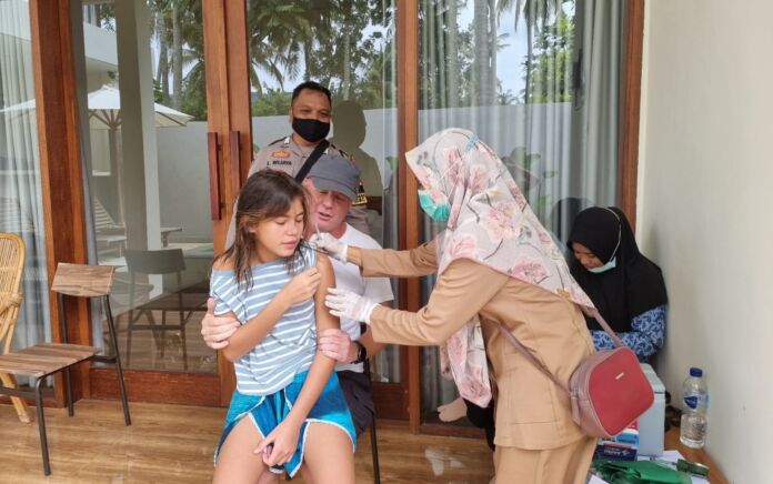 Polres Lombok Tengah Gelar Vaksinasi "Door to Door" di Kawasan Mandalika