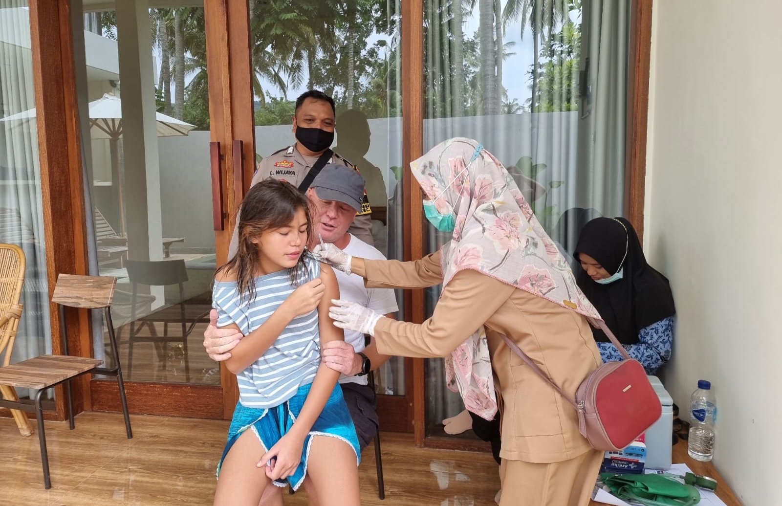 Polres Lombok Tengah Gelar Vaksinasi "Door to Door" di Kawasan Mandalika