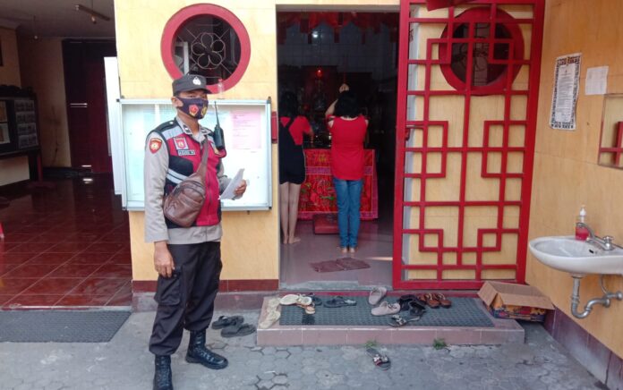 Tim Kepolisian Amankan Perayaan Imlek di Vihara Bodhi Dharma Ampenan