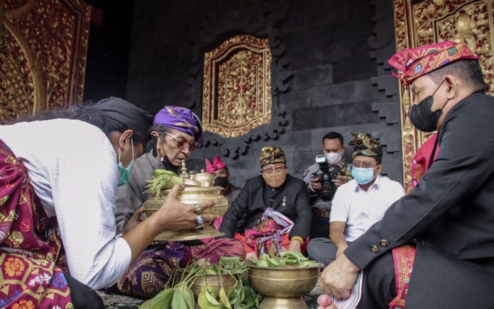 Berkunjung di Lombok, Jenderal Dudung Dianugerahi Gelar Sasak Prawireng Jayeng Bhuwane