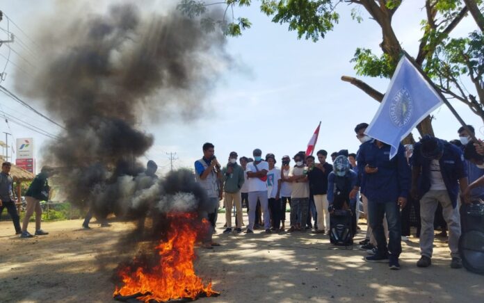 Protes ITDC, Pemuda Pujut Demonstrasi dan Bakar Ban di Depan Sirkuit Mandalika