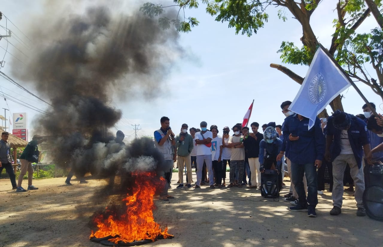 Protes ITDC, Pemuda Pujut Demonstrasi dan Bakar Ban di Depan Sirkuit Mandalika