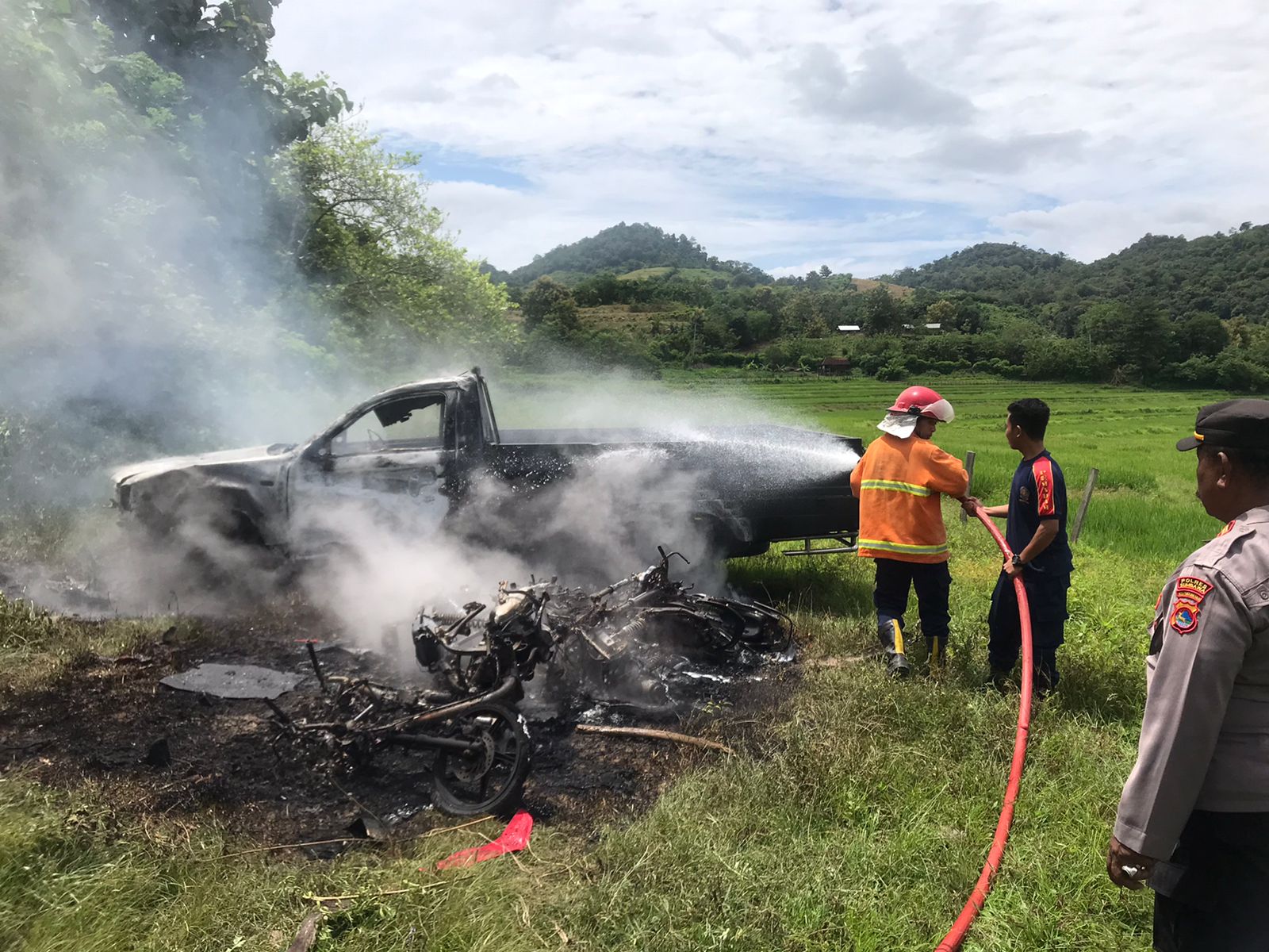 Tabrak Pengendara Motor Hingga Tewas, Mobil Pick-Up Dibakar Massa di Sumbawa