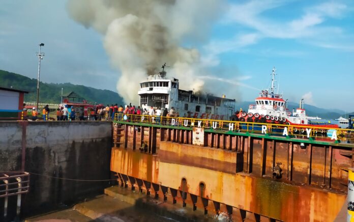 Terparkir Sejak 2014, KMP Nusa Abadi Hangus Terbakar di Lembar