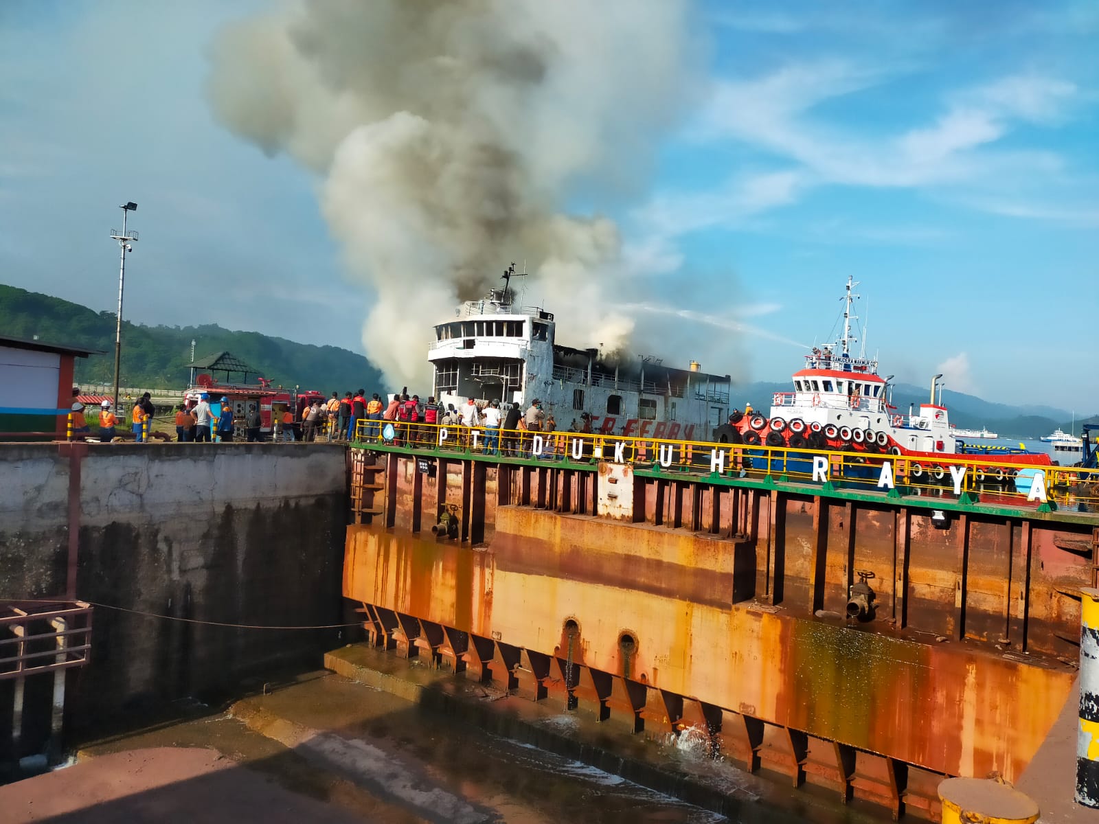 Terparkir Sejak 2014, KMP Nusa Abadi Hangus Terbakar di Lembar