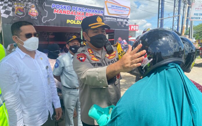 Cipta Kondisi Jelang MotoGP, Polres Lombok Tengah Bagi-Bagi Helm Gratis
