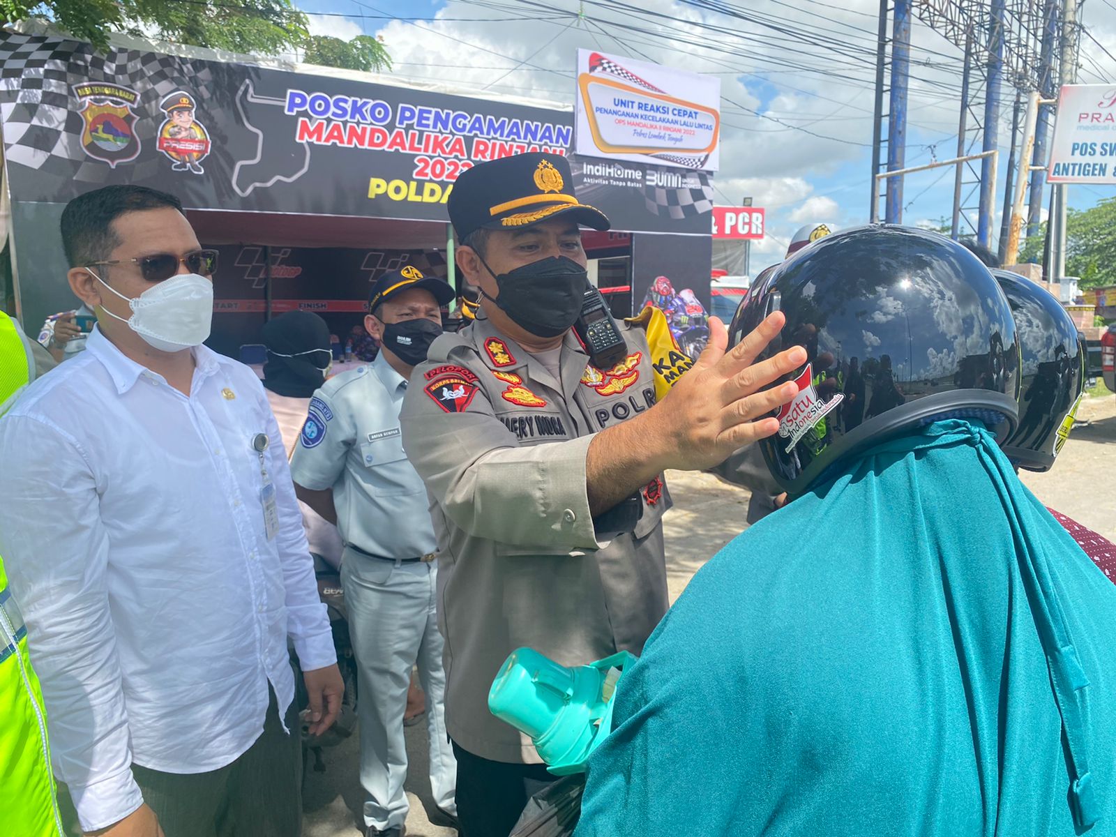 Cipta Kondisi Jelang MotoGP, Polres Lombok Tengah Bagi-Bagi Helm Gratis