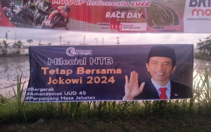Spanduk 'Tetap Bersama Jokowi 2024' Bertebaran Jelang MotoGP