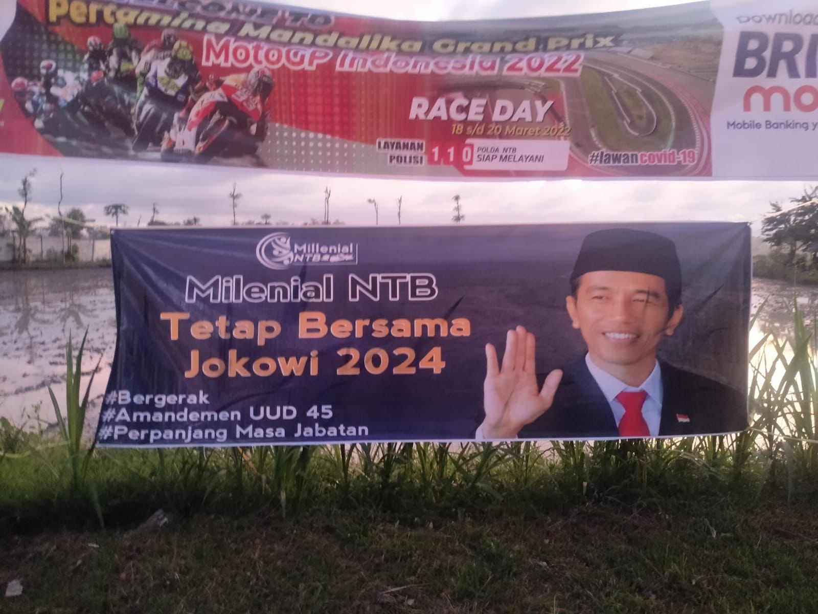 Spanduk 'Tetap Bersama Jokowi 2024' Bertebaran Jelang MotoGP