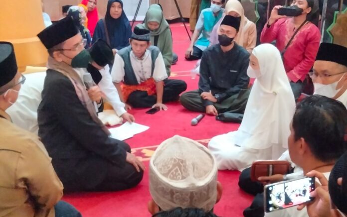 Tampak Anggun Dengan Jilbab Putih, Niluh Dibimbing TGB Memeluk Islam