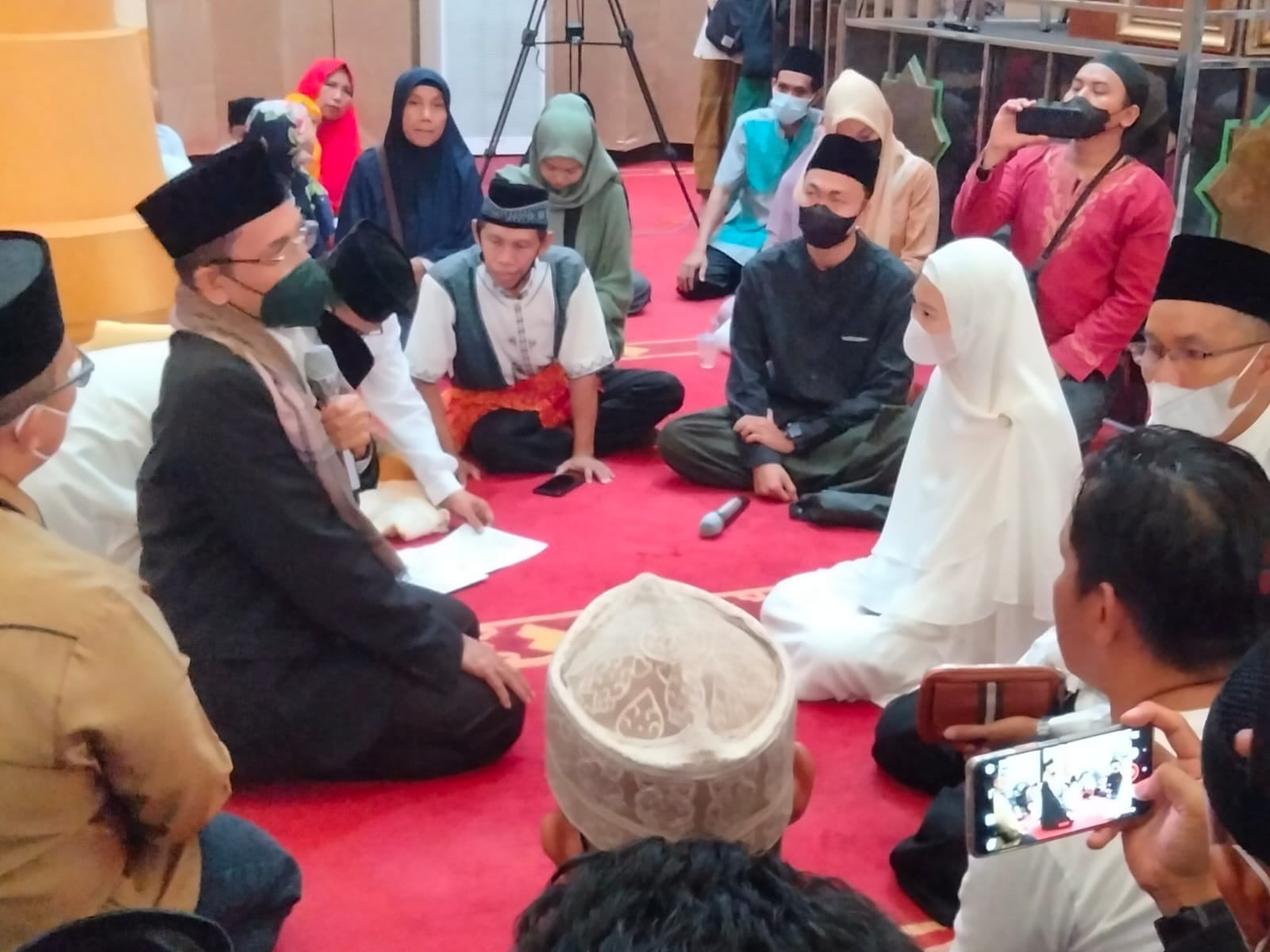 Tampak Anggun Dengan Jilbab Putih, Niluh Dibimbing TGB Memeluk Islam