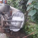 Mobil Tanki Bermuatan Minyak Goreng Terguling di Mantang Lombok Tengah