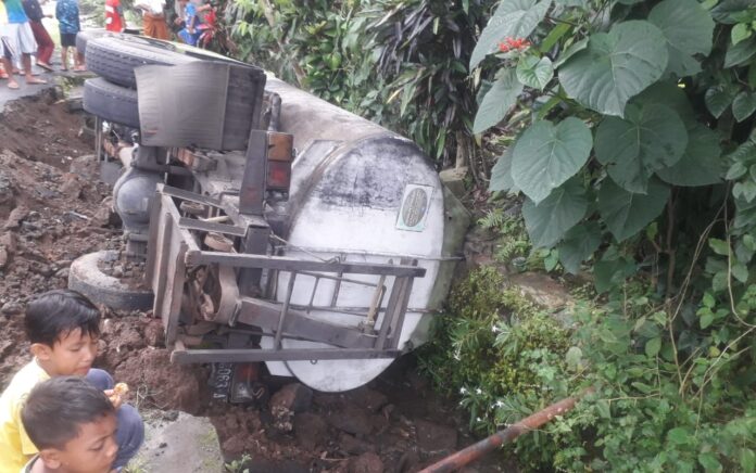 Mobil Tanki Bermuatan Minyak Goreng Terguling di Mantang Lombok Tengah