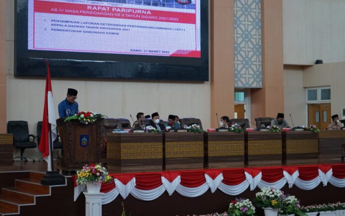 Sidang Paripurna, Wakil Bupati Lombok Tengah Sampaikan LKPJ Tahun Anggaran 2021